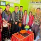 Johni Doy pose bersama guru SMA Regina Pacis Bajawa.