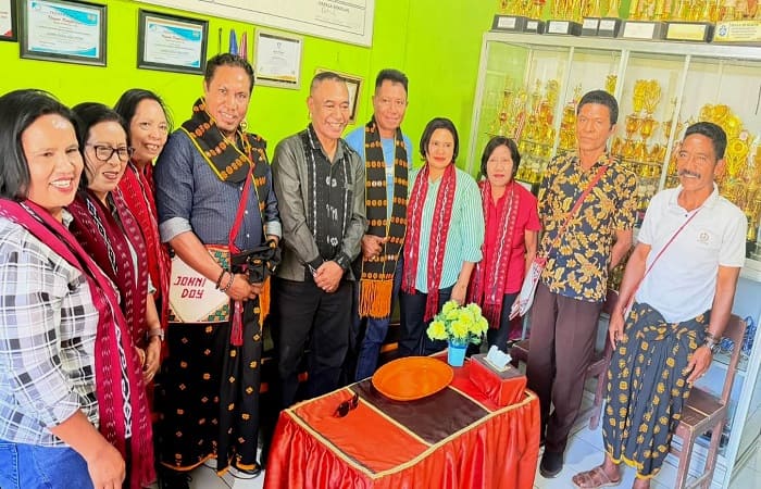 Johni Doy pose bersama guru SMA Regina Pacis Bajawa.