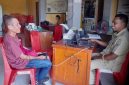 Lurah Onekore, Kwirinus Viktor Bae (Kanan) dan Konsultas rumah layak huni, Yohanes Adelheid.