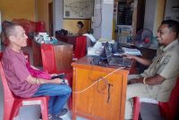 Lurah Onekore, Kwirinus Viktor Bae (Kanan) dan Konsultas rumah layak huni, Yohanes Adelheid.