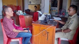 Lurah Onekore, Kwirinus Viktor Bae (Kanan) dan Konsultas rumah layak huni, Yohanes Adelheid.
