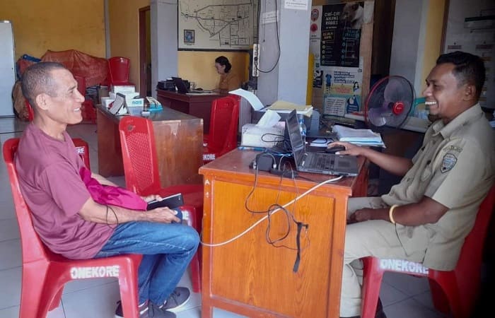 Lurah Onekore, Kwirinus Viktor Bae (Kanan) dan Konsultas rumah layak huni, Yohanes Adelheid.