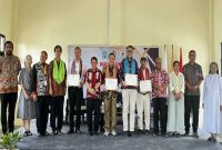 Pembicara dan Petinggi Stipas Kupang pose bersama usai kuliah umum.