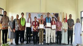 Pembicara dan Petinggi Stipas Kupang pose bersama usai kuliah umum.
